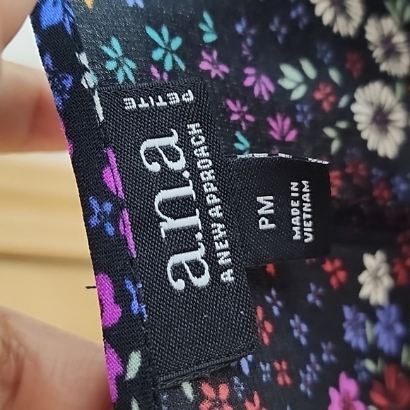 A.N.A (a new approach) Ruffle Hem Short Sleeve Floral Blouse - Picture 3 of 12